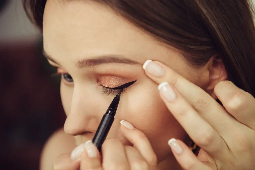 How to apply eyeliner four easy steps