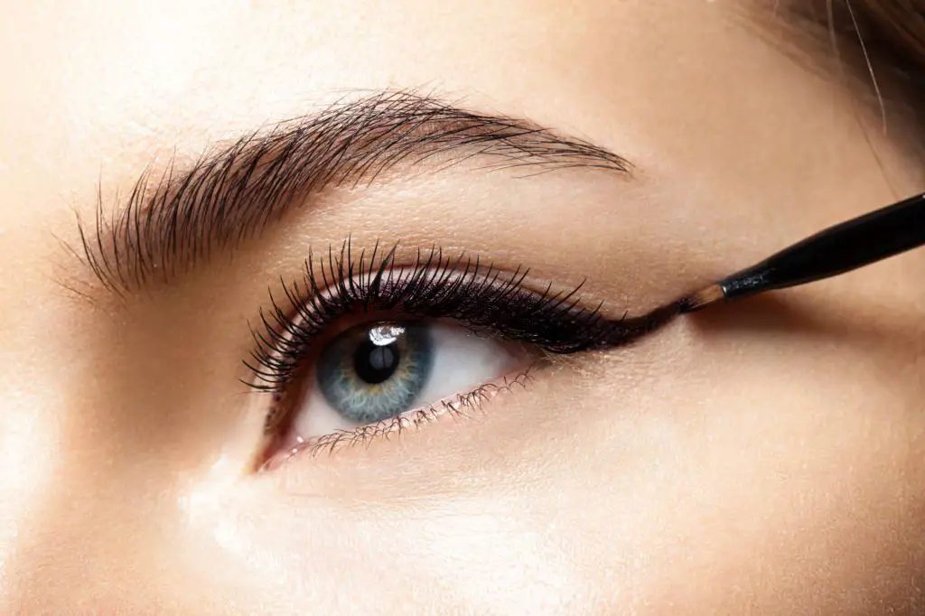 How to apply eyeliner to create the winged eyeliner