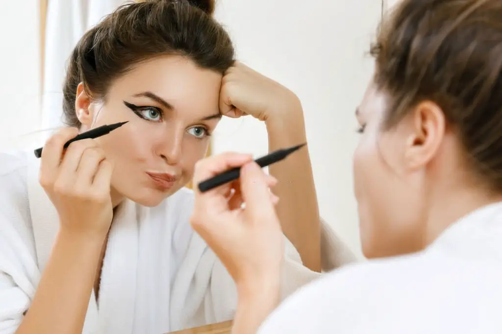 Ways to prevent the smudging of eyeliner
