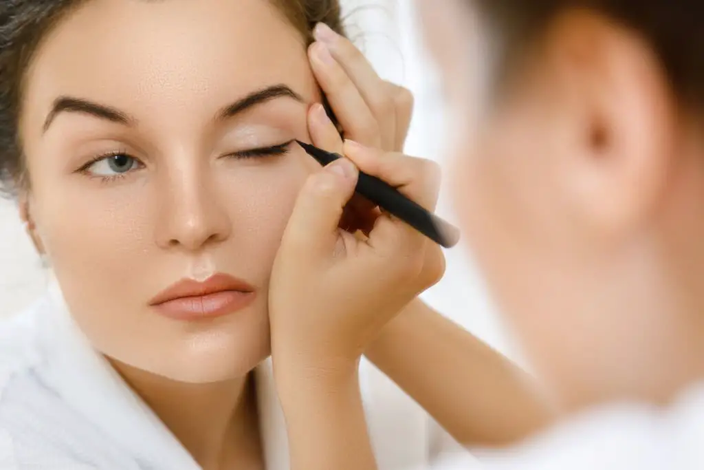 How to put eyeliner on using the right brush