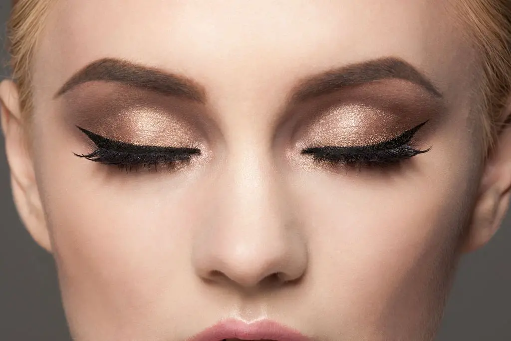 How to apply eyeliner and achieved the cat eyeliner
