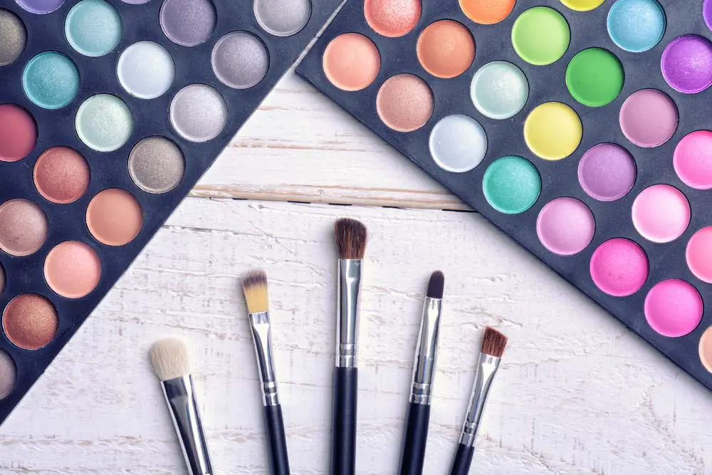 The different kind of brushes for easy eyes makeup are fundamentals