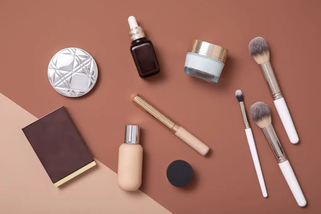 How to apply makeup with the essentials tools and beauty products