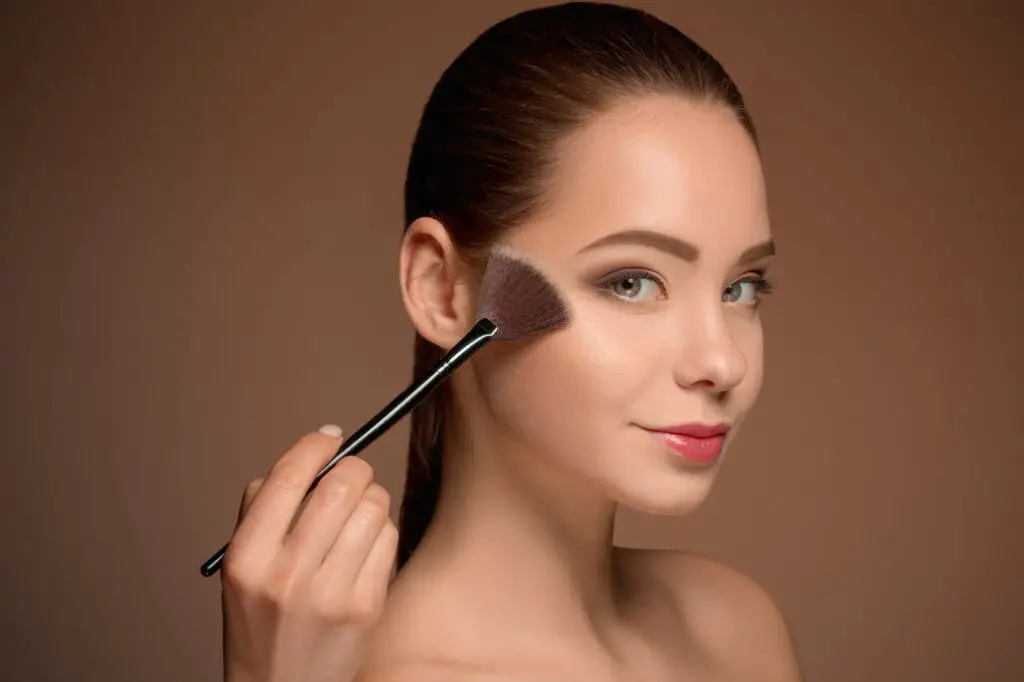 Application of bronzer is different from contouring