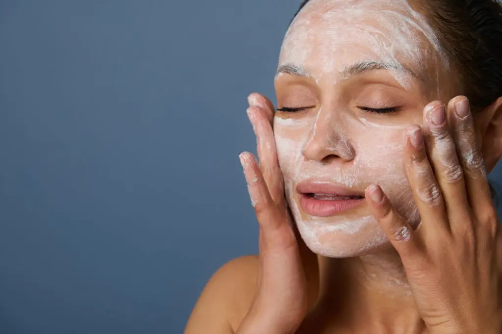 One of the uses of baking soda is to exfoliate our skin